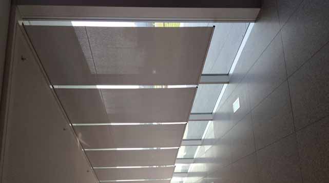 Stores de protection solaire installés sur la face intérieure d'une façade, réalisés par Javier Gomez