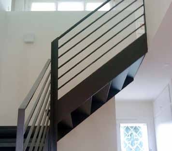 Escalier métallique de magasin, vue en perspective
