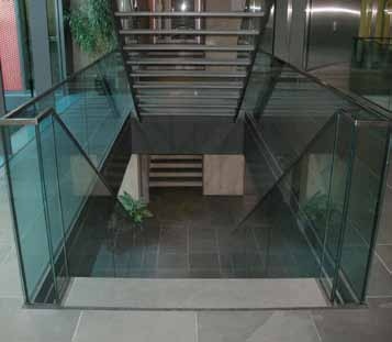 Archive professionnelle de Javier Gomez, escalier et garde-corps vitrés