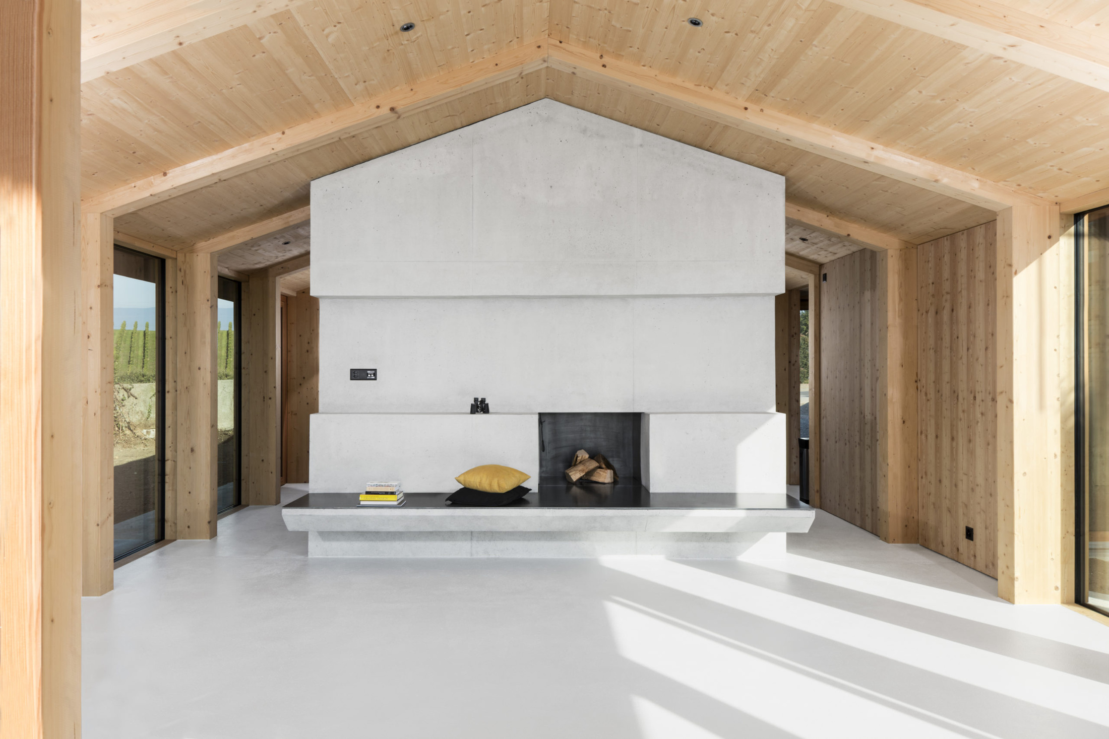 Cheminée contemporaine avec habillage en acier réalisée à Etoy par Javier Gomez avant MDTECA