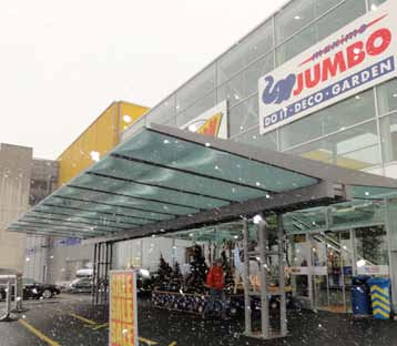 Marquise métallique et vitrée réalisée devant un commerce par Javier Gomez avant MDTECA