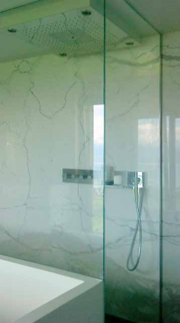 Paroi et porte de douche en verre sur mesure, réalisation de Javier Gomez avant MDTECA