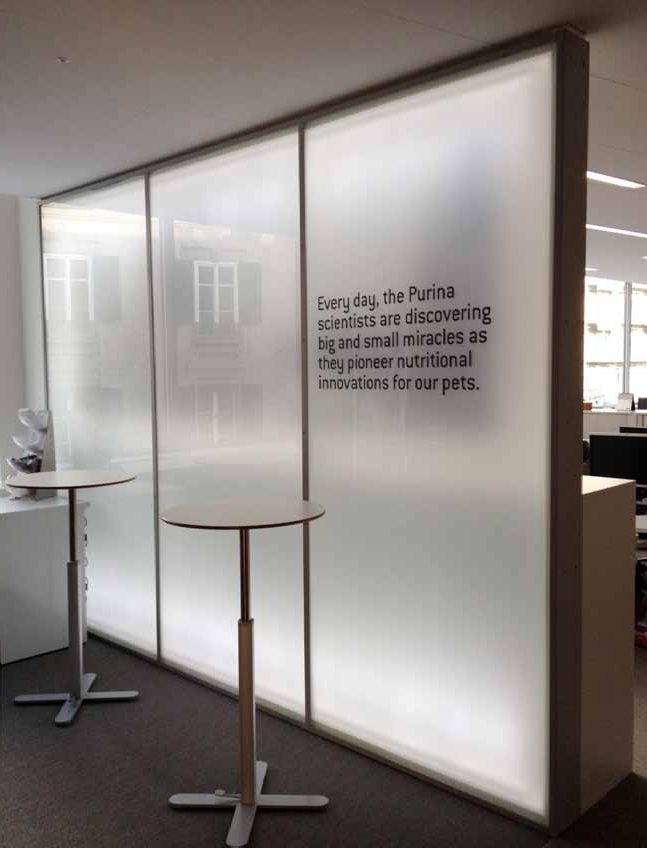 Paroi vitrée lumineuse intégrée dans un espace intérieur, réalisation de Javier Gomez avant MDTECA