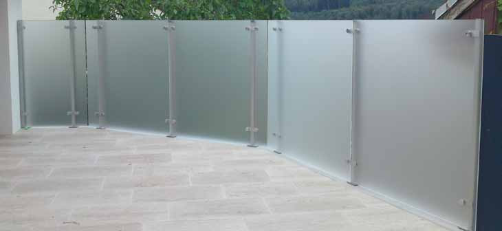 Séparation extérieure de terrasse en verre réalisée par Javier Gomez avant MDTECA