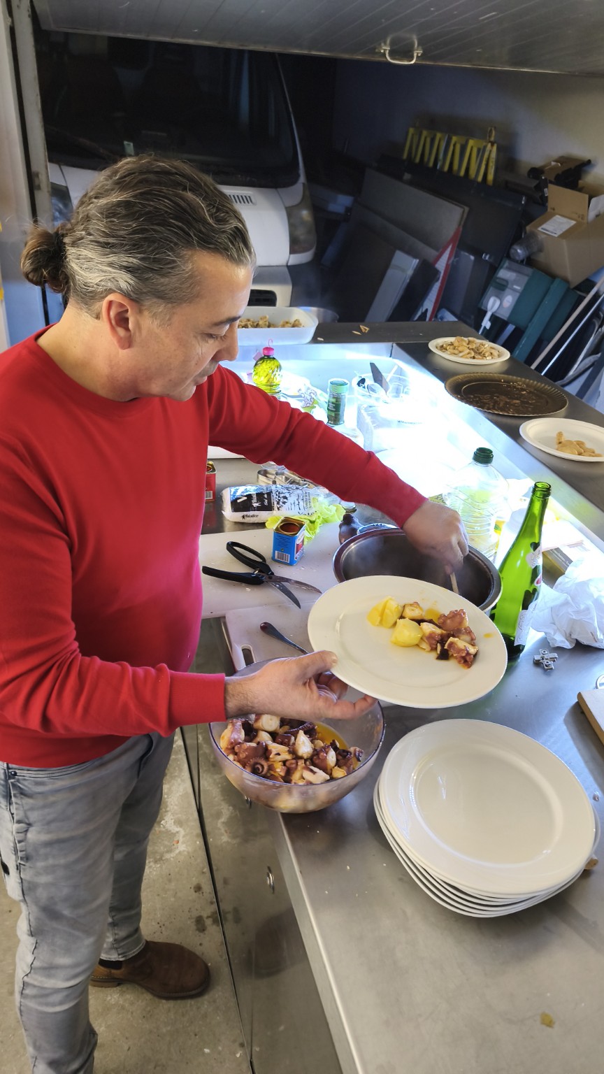 Javier Gomez prépare le repas au siège de MDTECA