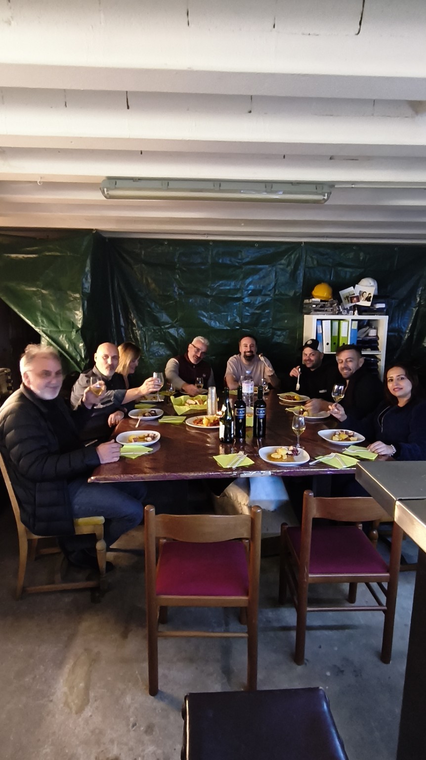 Un repas partagé par l'équipe et les invités au siège de MDTECA
