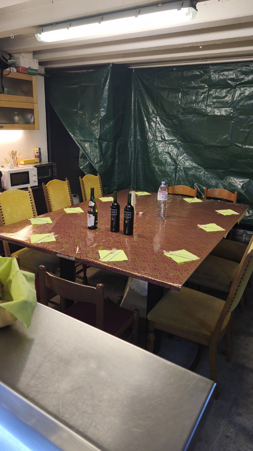 Une table préparée pour un repas convivial au siège de MDTECA