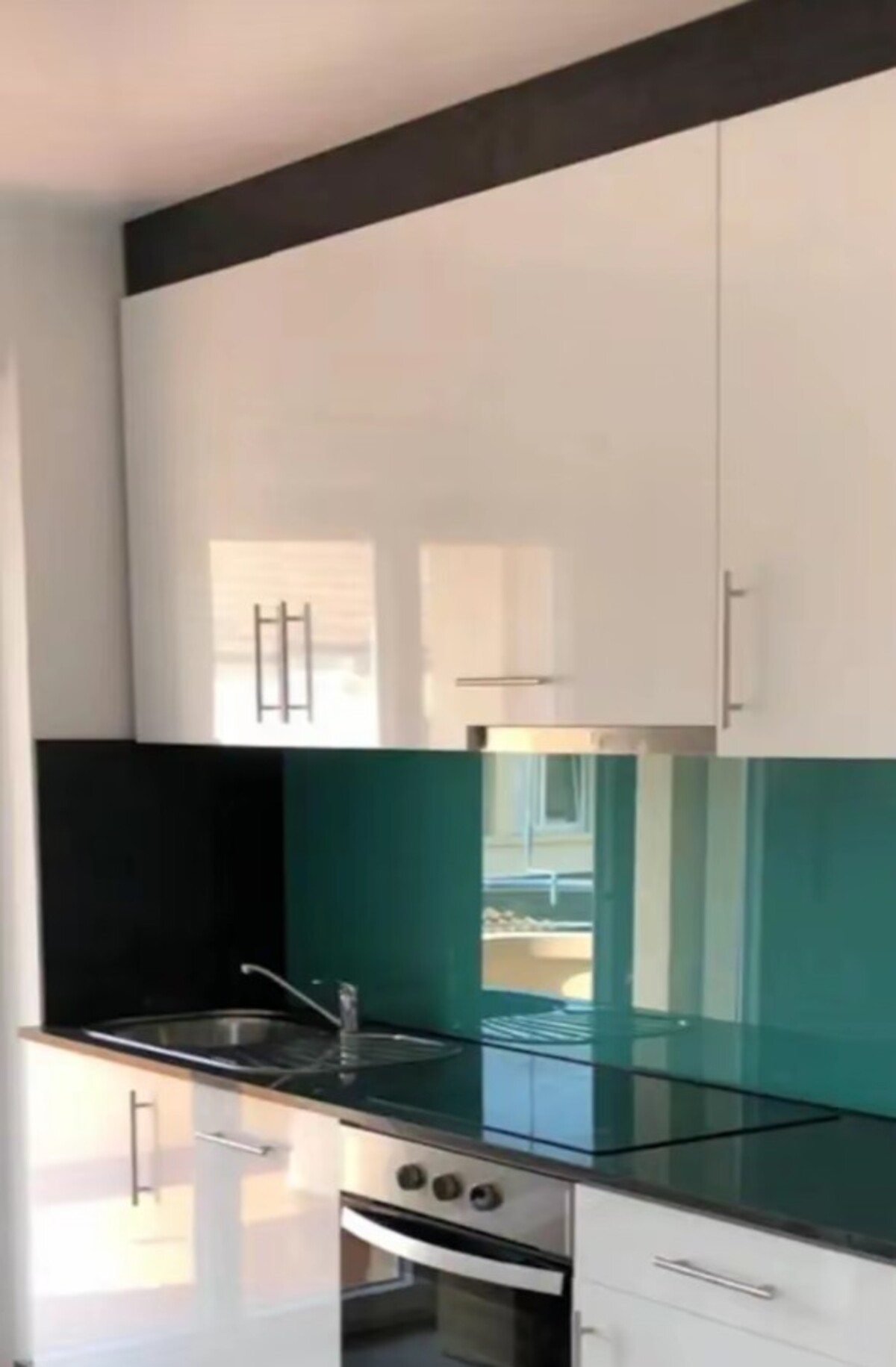 Cuisine contemporaine avec crédence en verre turquoise