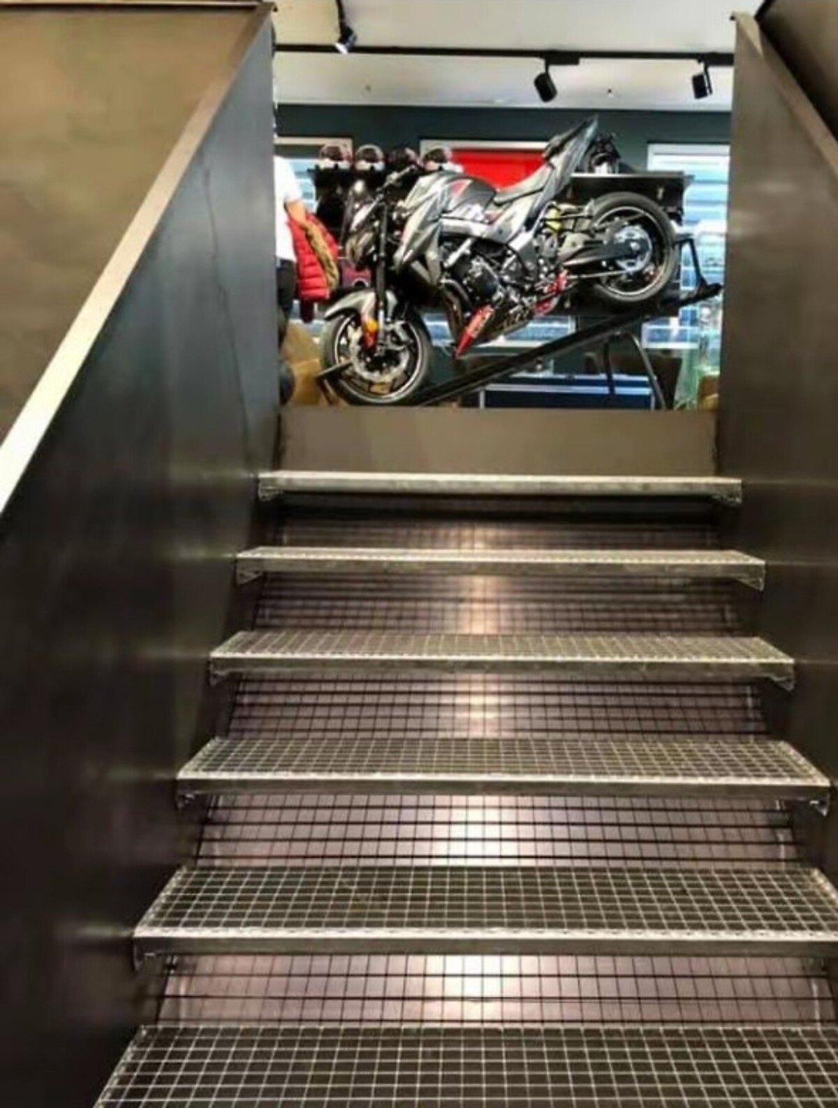 Escalier métallique industriel réalisé dans un espace commercial