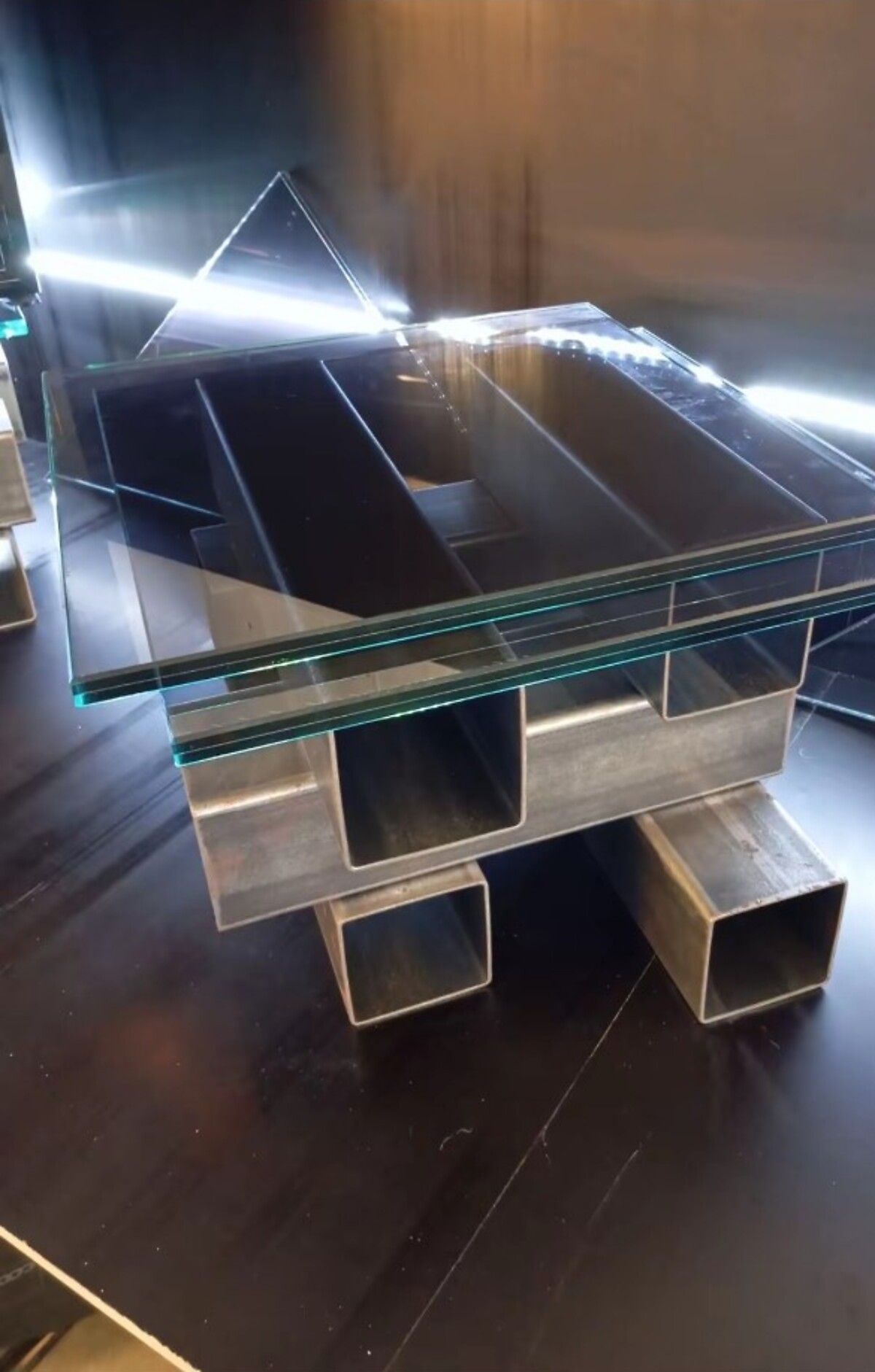 Module transformable en tubes d'acier avec plateau en verre