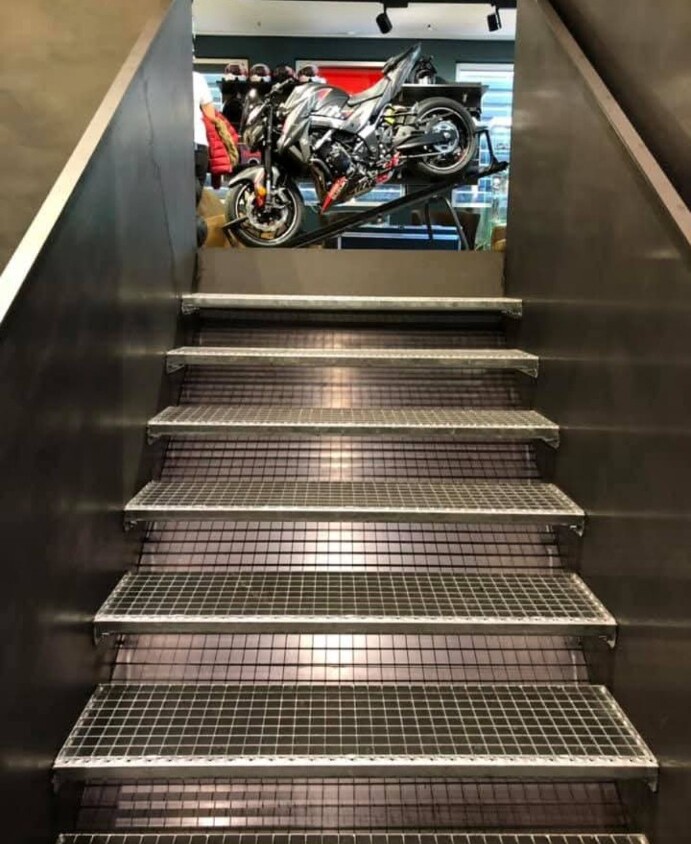 Escalier métallique sur mesure avec marches en caillebotis, vue frontale