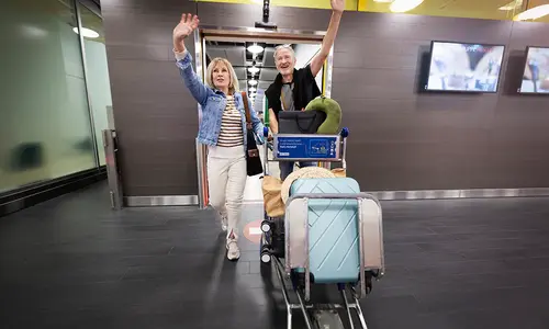 Genève Aéroport — voyageurs dans la zone Arrivées