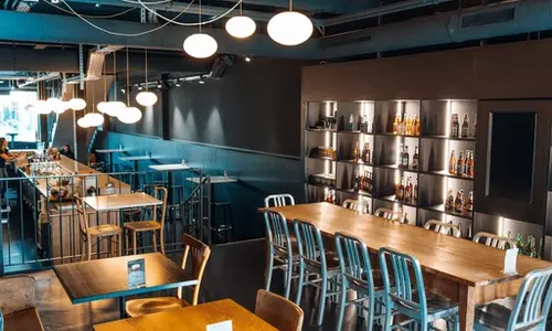 L'Officine Lausanne — vue du bar et de l'espace intérieur