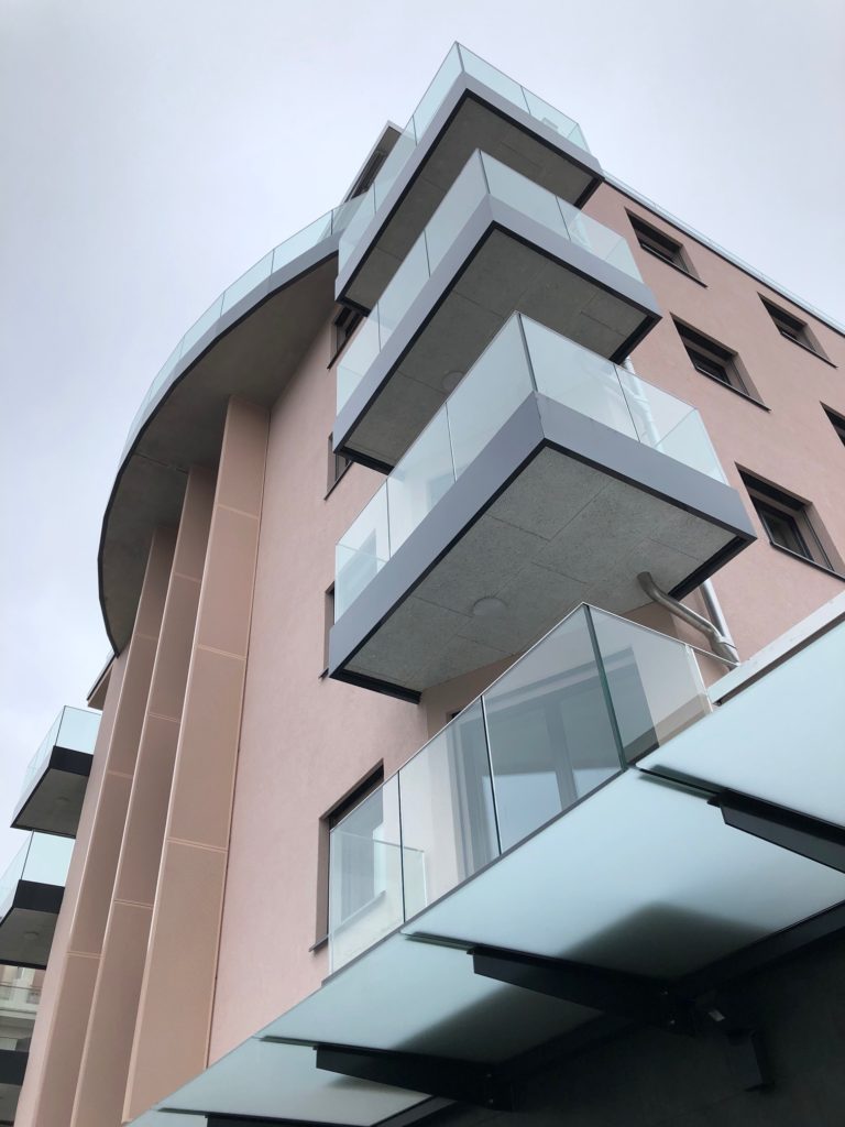 La Fenice à Vernier — façade aluminium et balcons vitrés