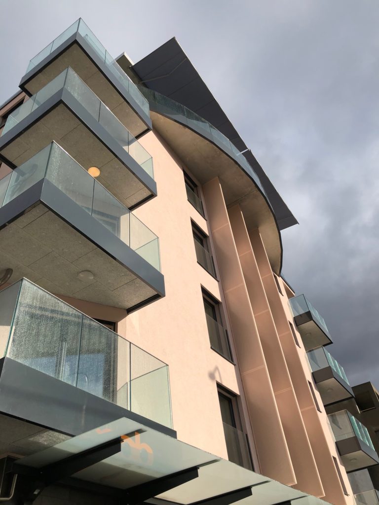 La Fenice à Vernier — parois acoustiques et balcons tout verre