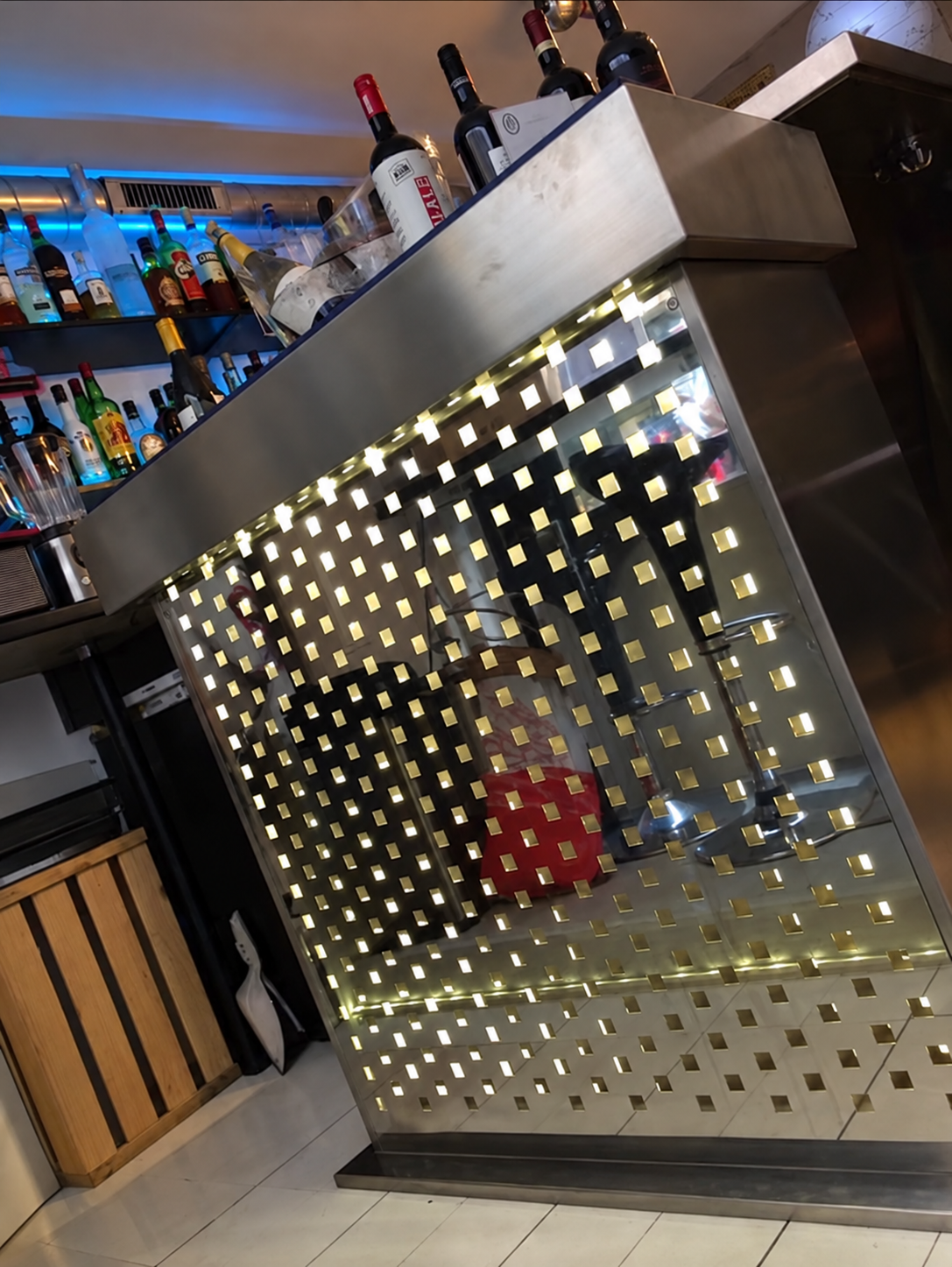 Mini-bar sur mesure en inox et inox poli miroir avec double façade perforée et caisson lumineux