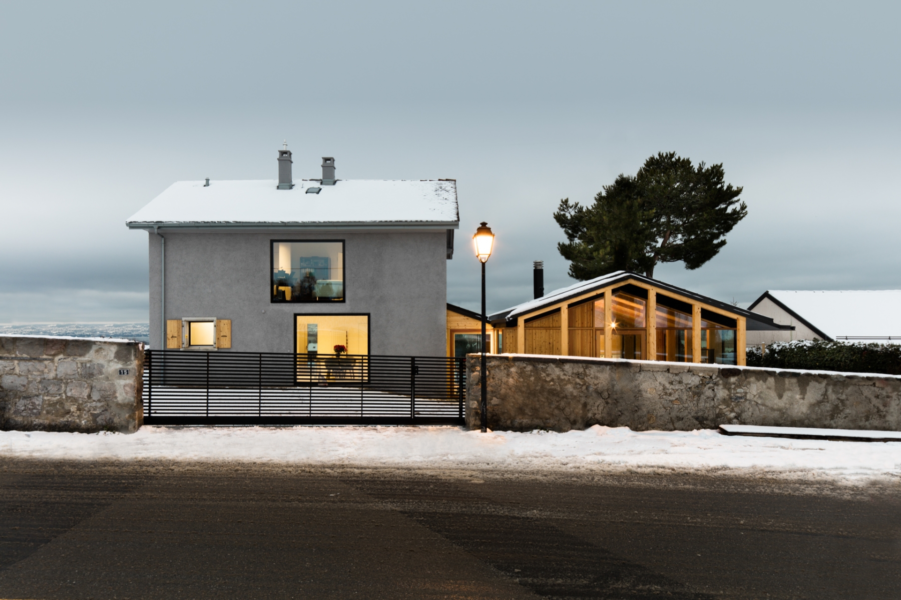 Portail métallique coulissant avec portillon piéton intégré à Etoy