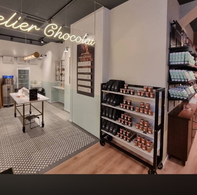 Portes intérieures invisibles intégrées aux habillages muraux de la boutique Favarger à Lausanne